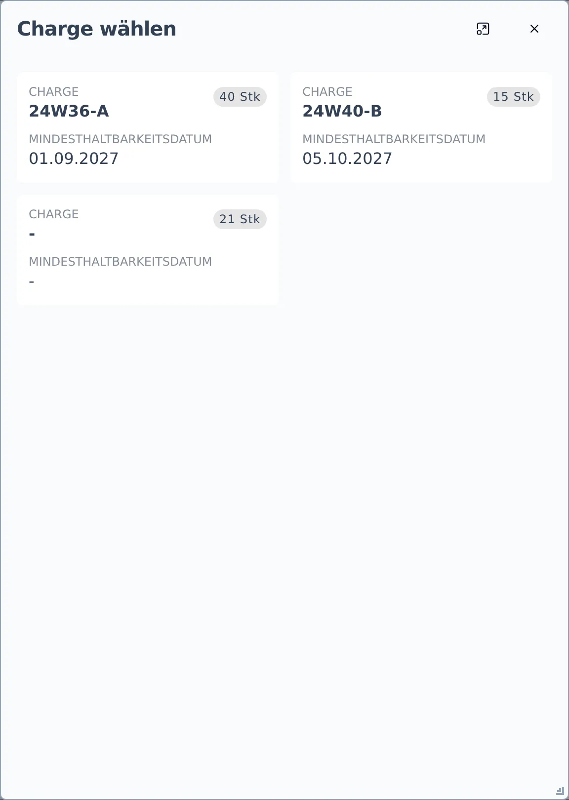 Der Dialog „Charge wählen“ mit einer Kartenliste vorhandener Chargen samt Menge und Mindesthaltbarkeitsdatum