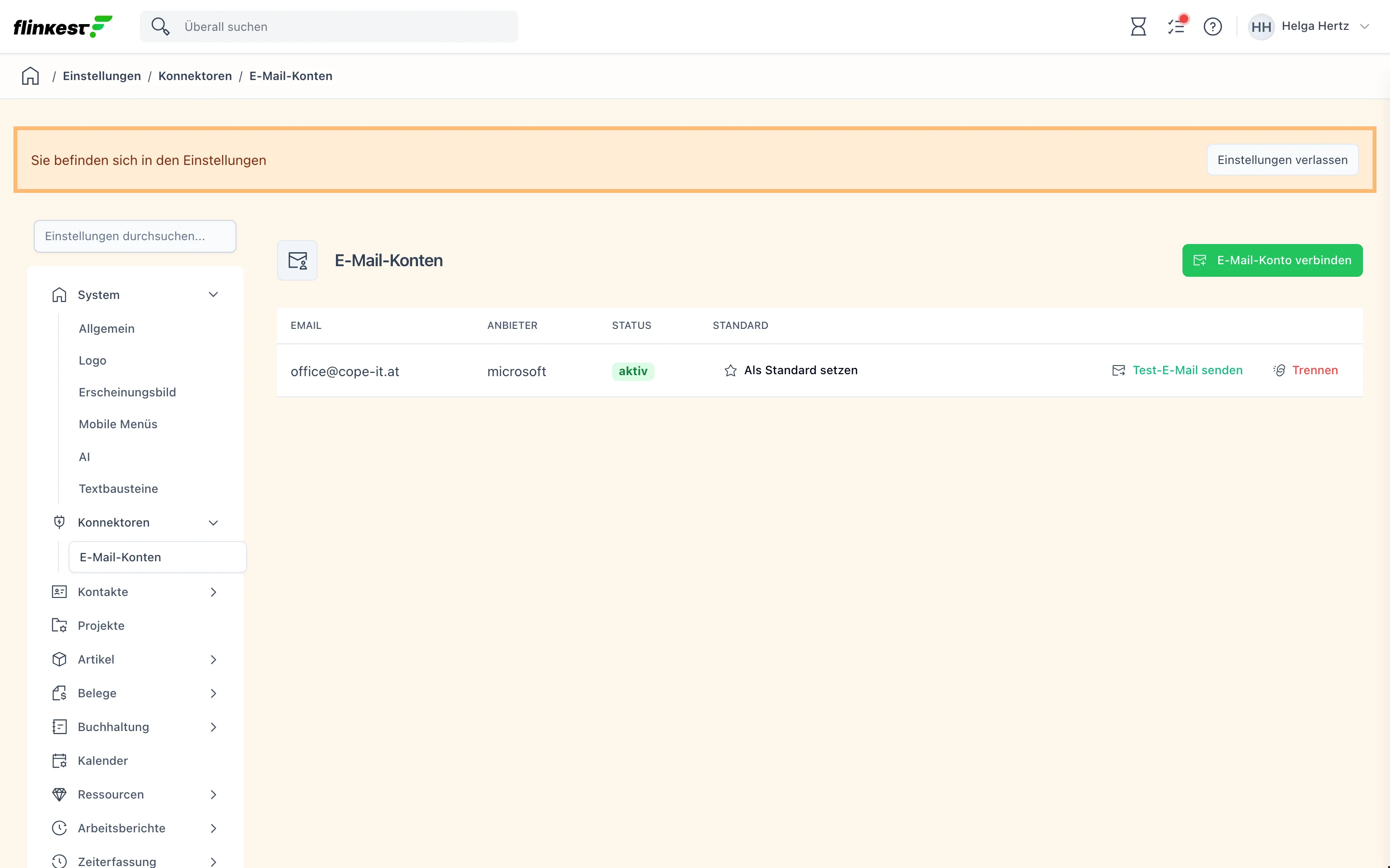 Liste der verbundenen E-Mail-Konten mit Adresse, Anbieter, Status und Standard-Kennzeichen
