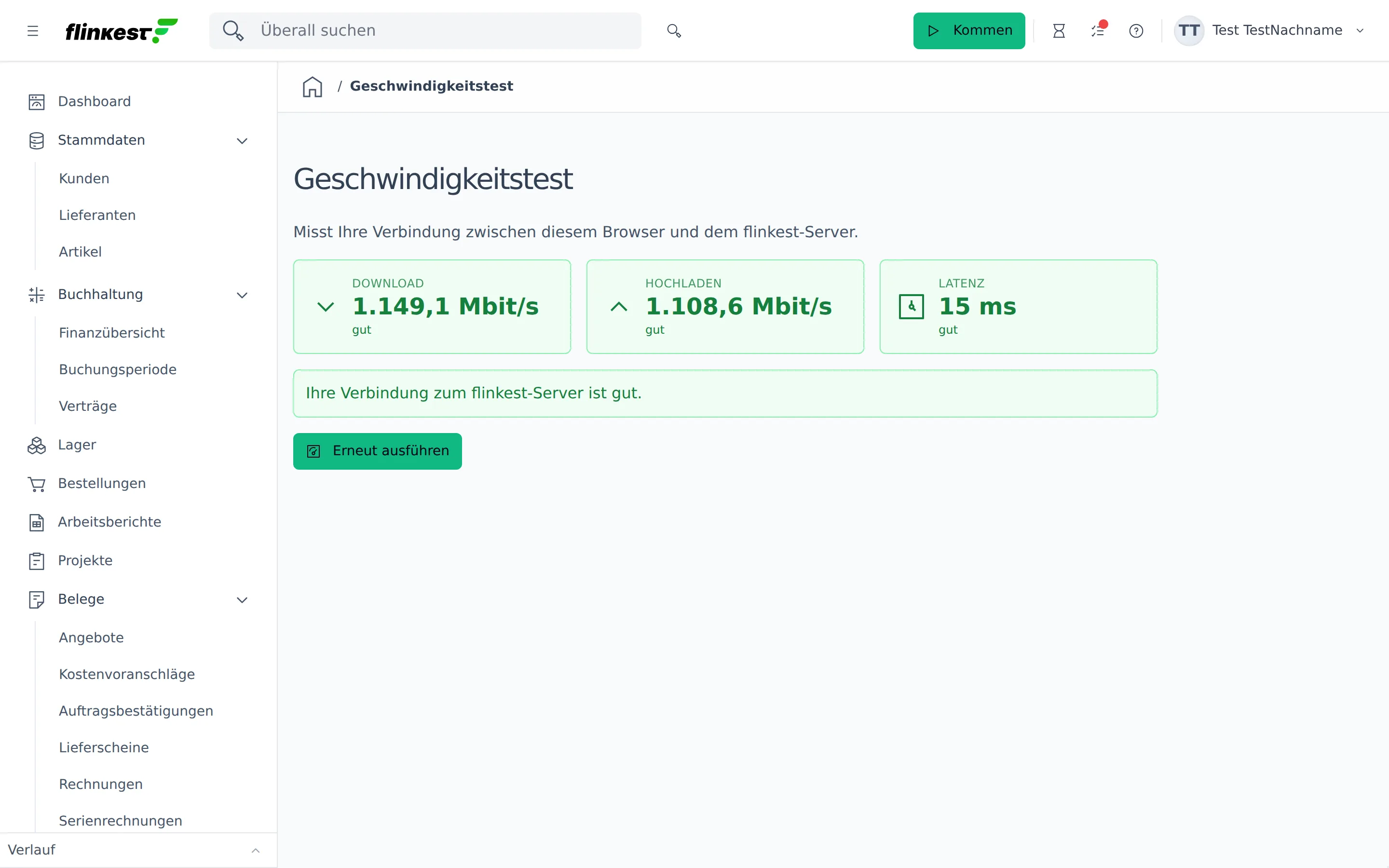 Geschwindigkeitstest mit Ergebniskacheln für Download, Upload und Latenz samt Bewertung